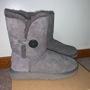UGG Bailey Button